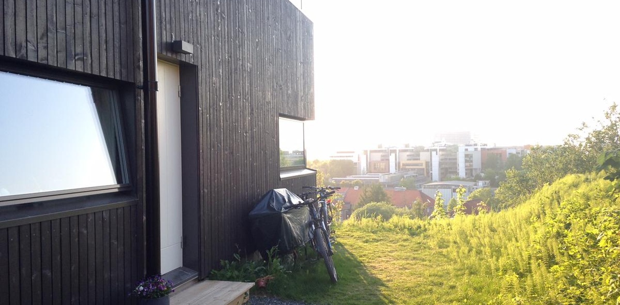 inngang/uteplass. hagen fortsetter rundt hjørnet.