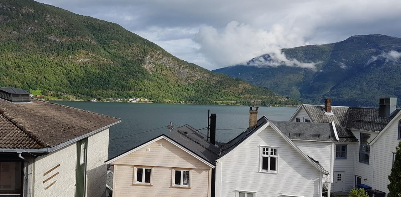 Utsikt frå stove og terasse