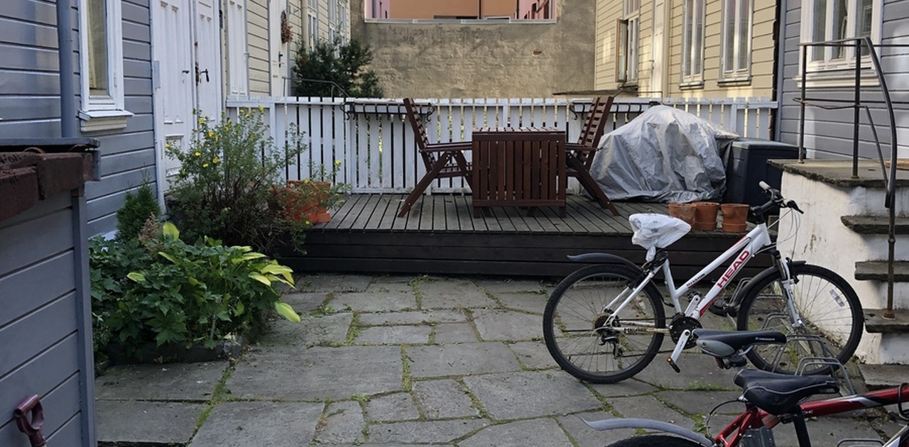 Bakgård.