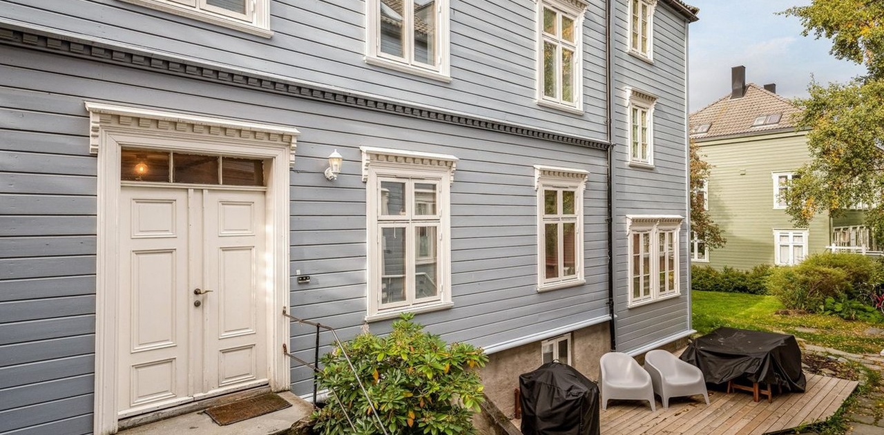 Inngang og markterrasse. Leiligheten ligger i annen etasje