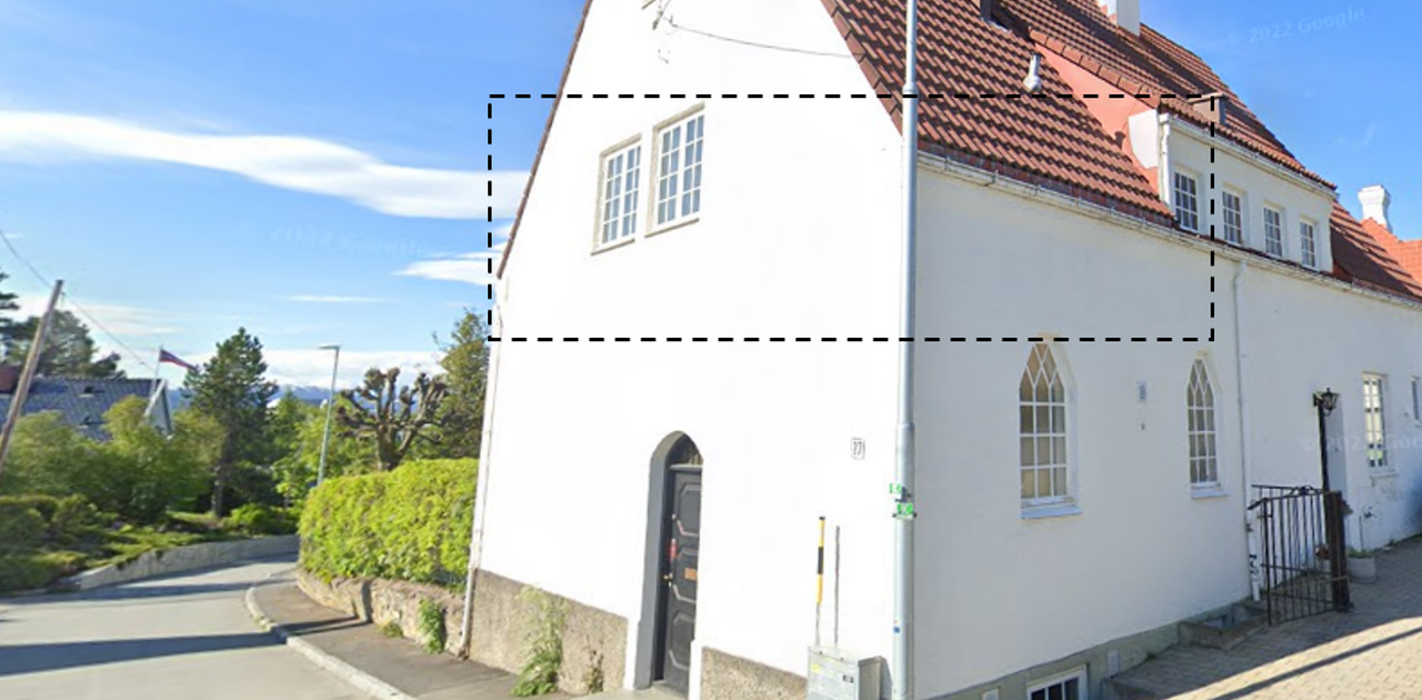 Hybelen har egen inngang på kortenden av huset, og er beliggende i 2. etasje