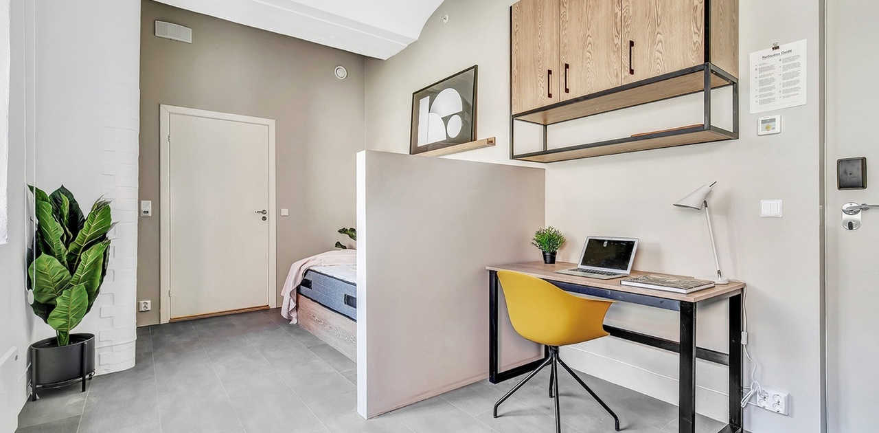 Premium Studio = litt mer space. Her bor du komfortabelt med plassbygd seng, kjøkken og et moderne bad. Alle rommene har godt med oppbevaring, skap, skuffer og hyller.
