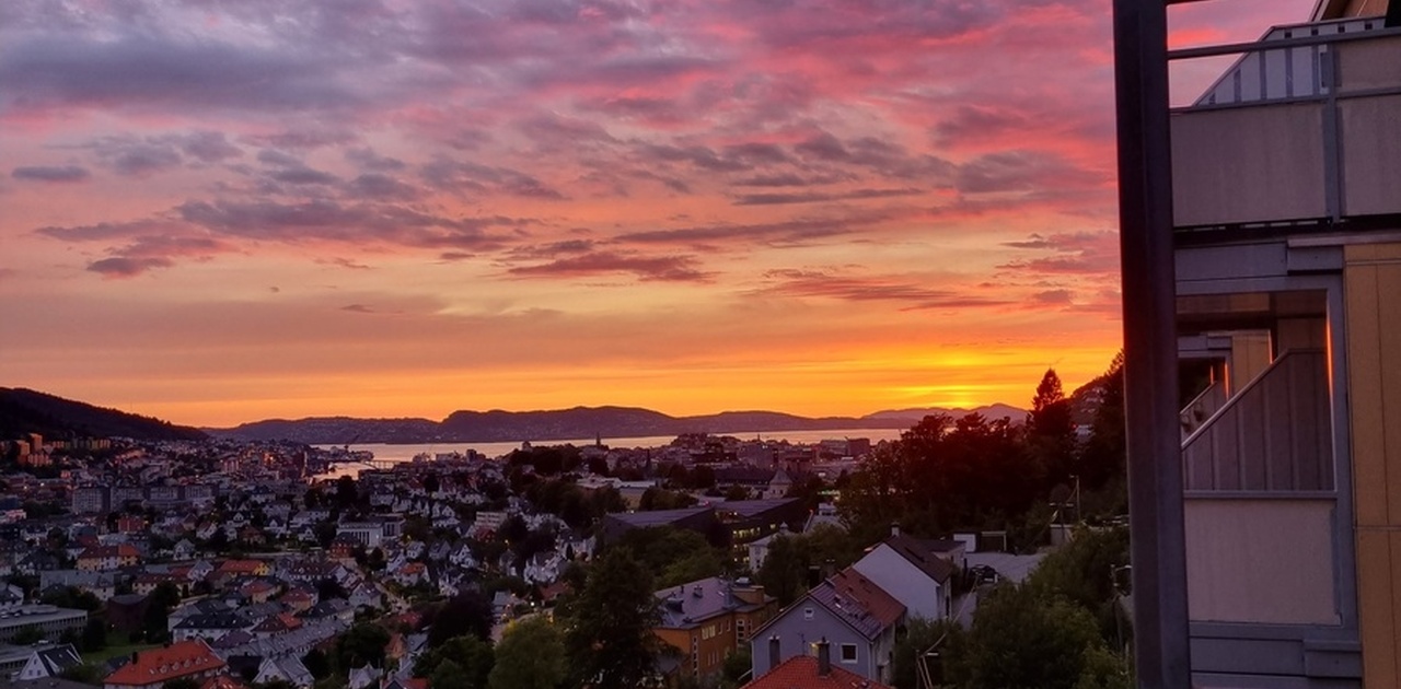 Fra stue, kjøkken og balkong har en utsikt over Bergen og nydelige solnedganger. Bilde fra balkong i retning sentrum og Askøy.