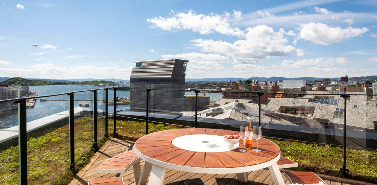 Takterrasse med sjøutsikt