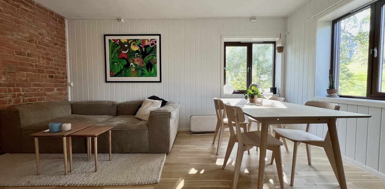 Stor stue med peis og god plass til sofa og spisebord