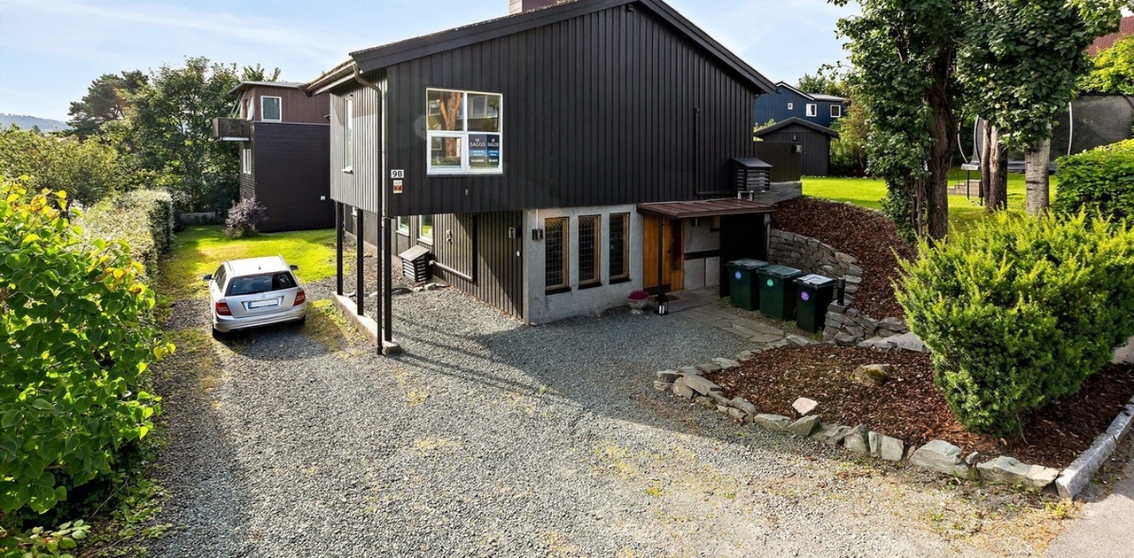 Fremside hus- Hybler har vindu mot hageflekk på nedside