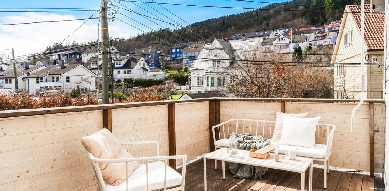 Stor og solrik terrasse med fantastisk utsikt!