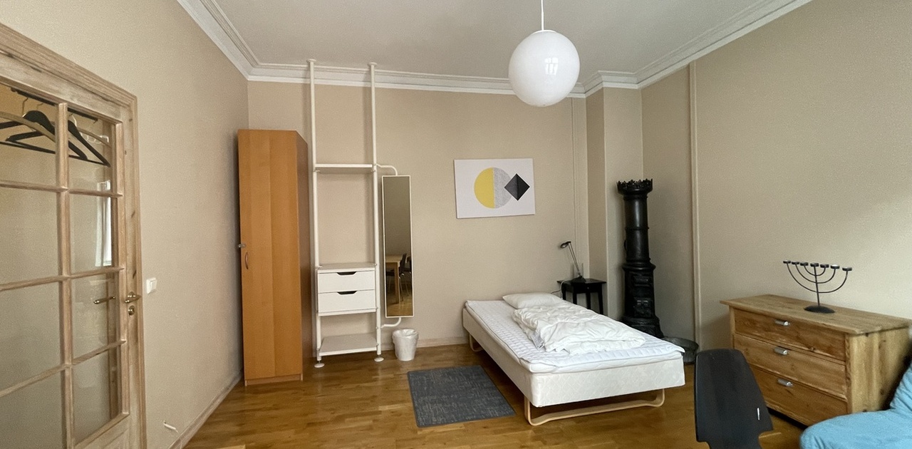 Room with bed 874
