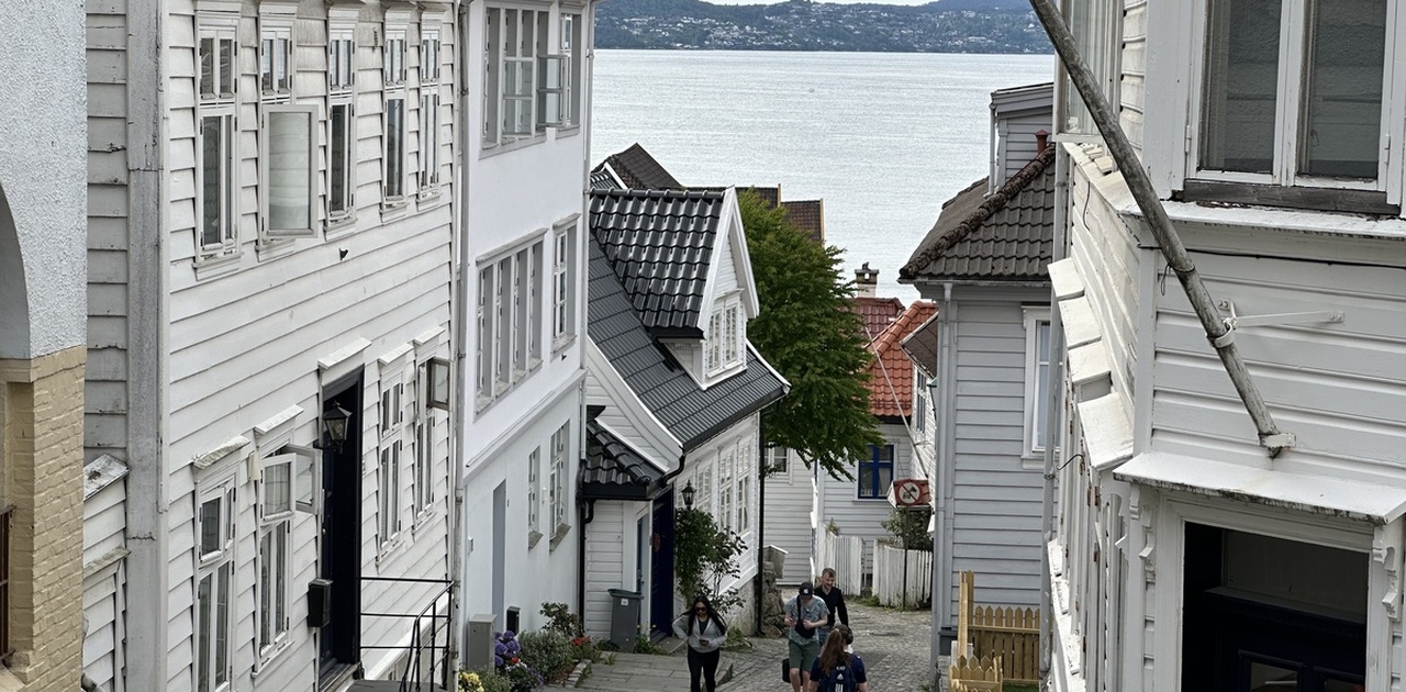 Sjarmerende bilfri gate leder ned til huset.