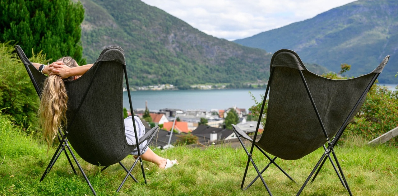 Gressplen ved inngangsparti, med utsikt over Sogndal sentrum