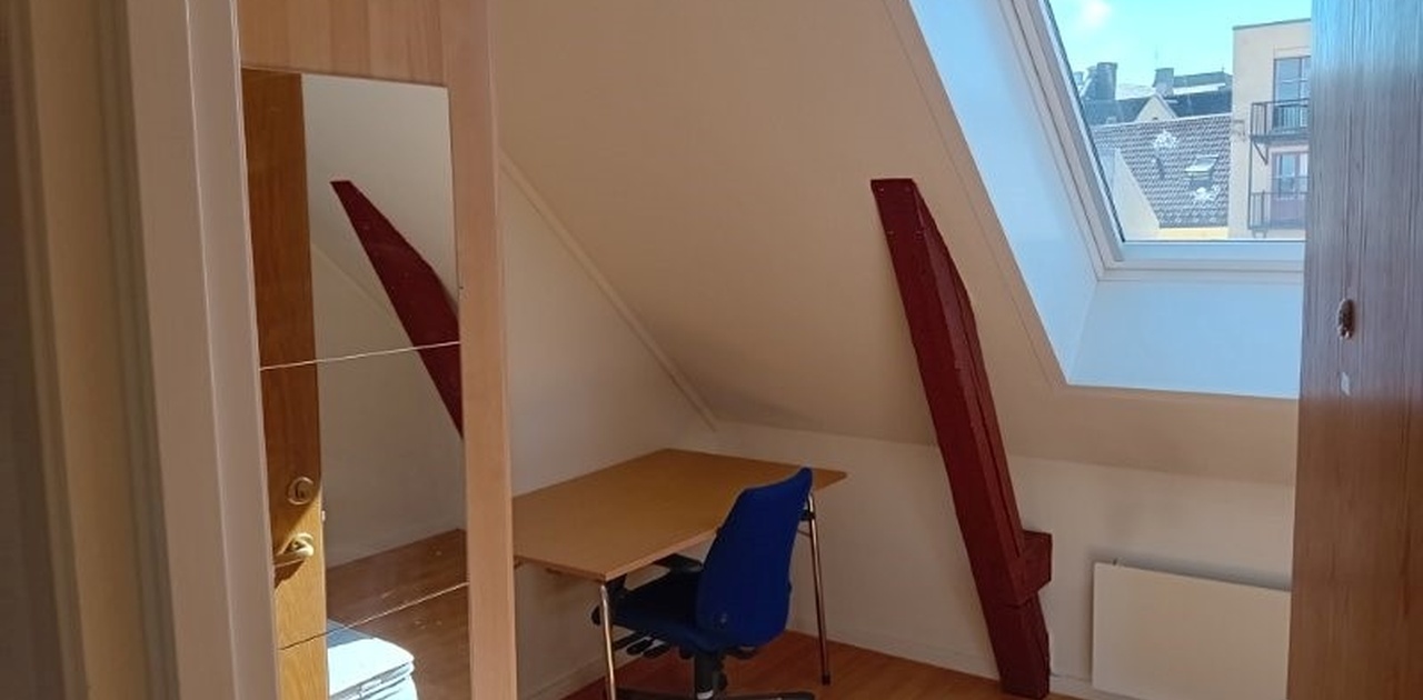H42 Hybelen er møblert med 120 seng, garderobeskap og skrivepult.