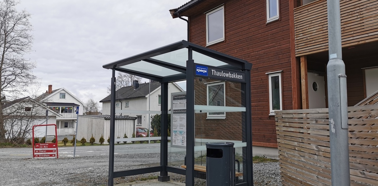 Inngangsparti med bussholdeplass