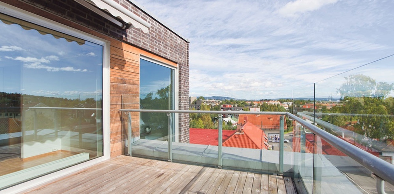 Terrasse. Bildet er av terrassen til naboleiligheten