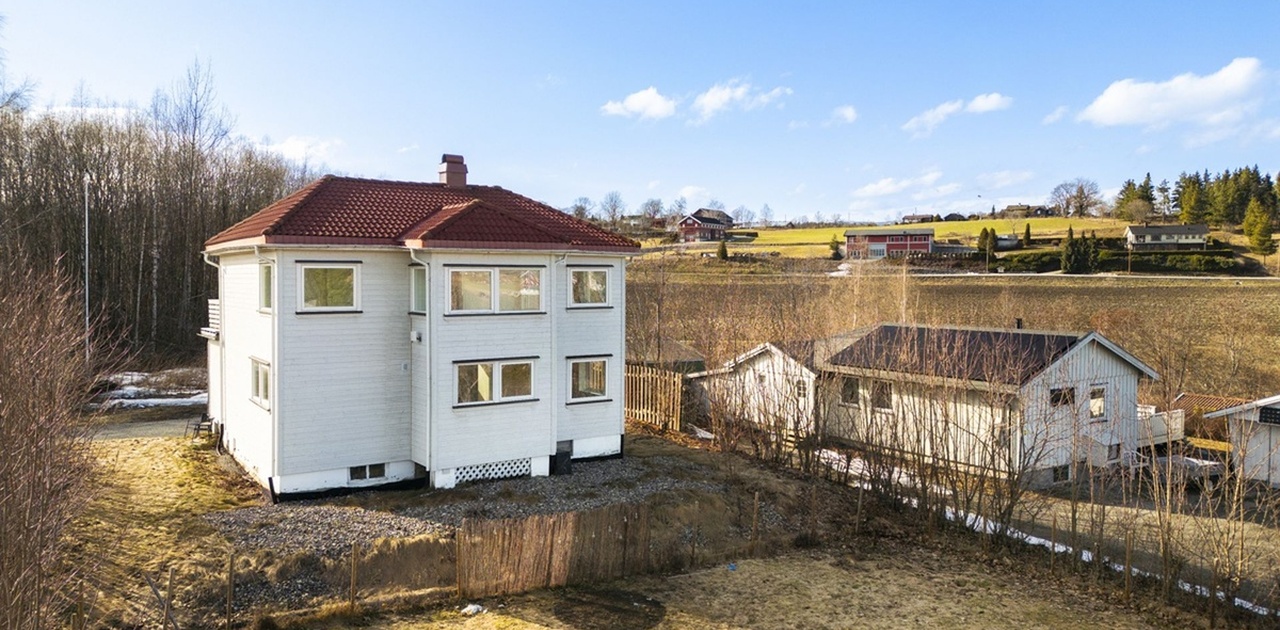 Velkommen - innholdsrik enebolig beståen de av 2 leiligheter