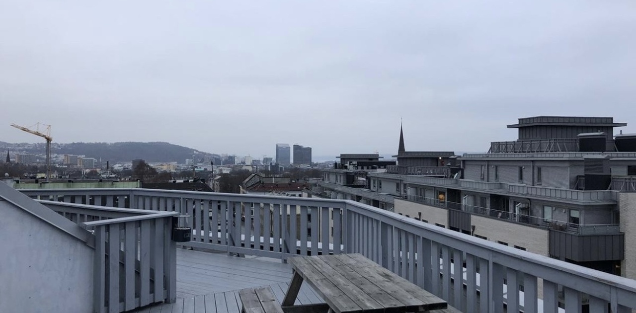 Takterasse åpen 24/7 med god utsikt over byen. Fin plass for grilling og fest om sommeren