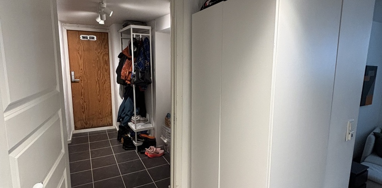 Yttergang deles med utleier, hvor de har den andre siden som ikke blir vist.