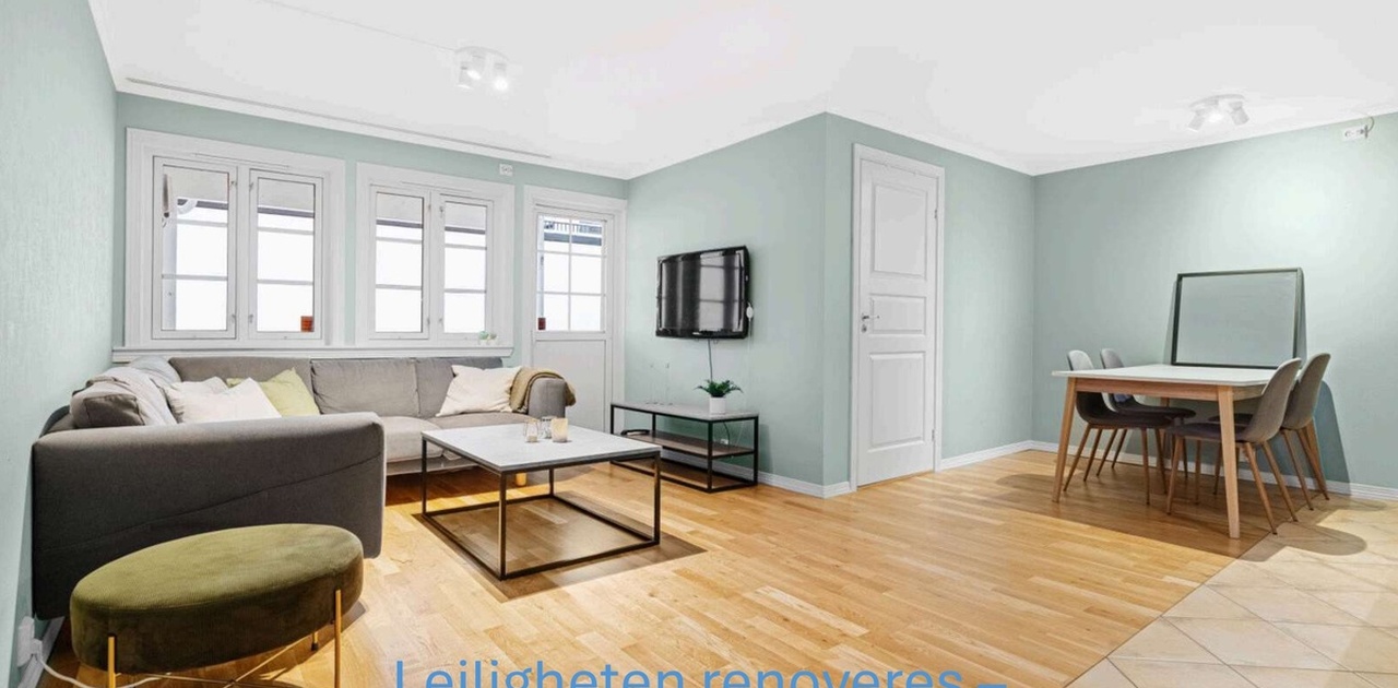 Stor stue med stor sofa, bord og tv-bord. (Bilder oppdateres 5. juni 2025)