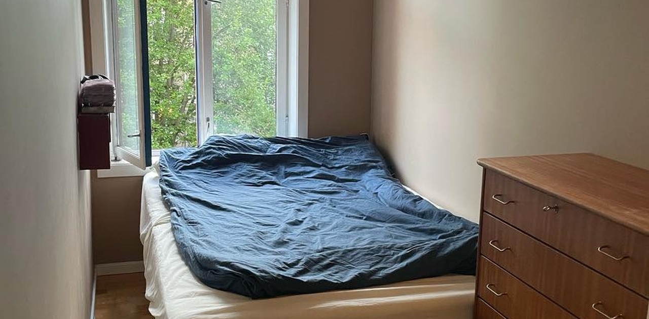 Soverommet som leies ut. Fin utsikt ned til bakgården :)