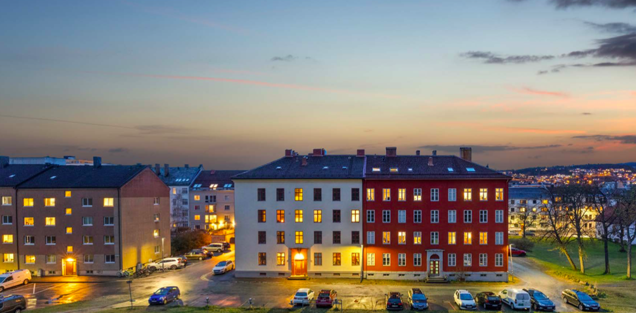 Bilde av leilighetsbygget tatt fra Gløshaugen