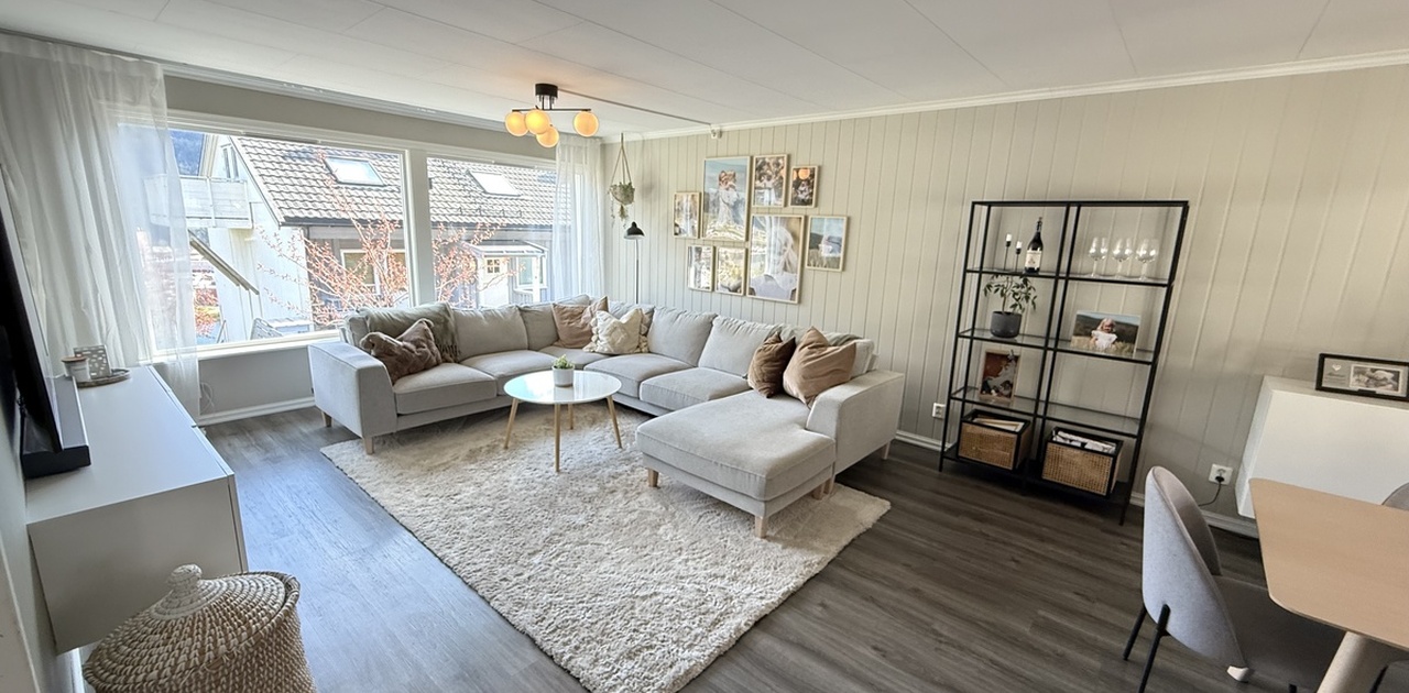 Stor og romsleg stove med plass til spisebord