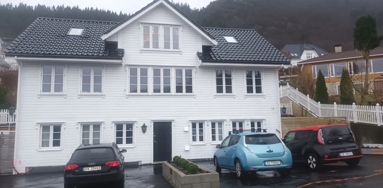 Leiligheten utgjør hele midterste etasje.