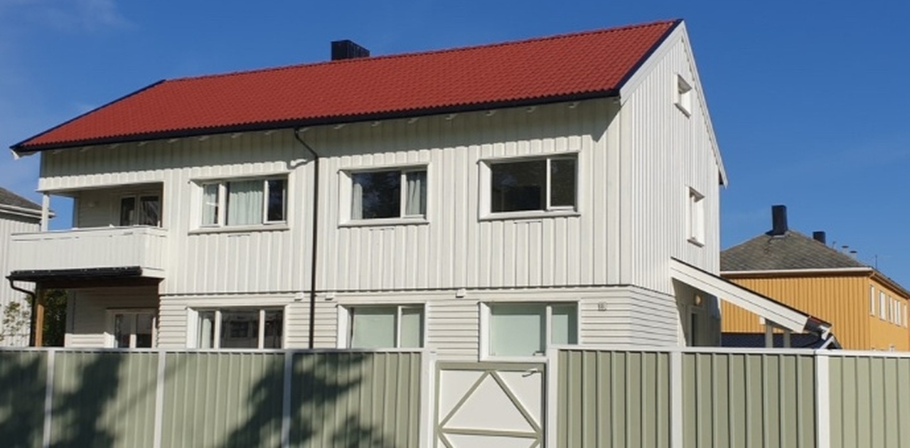Leiligheten ligger i øverste av 3 etasjer.