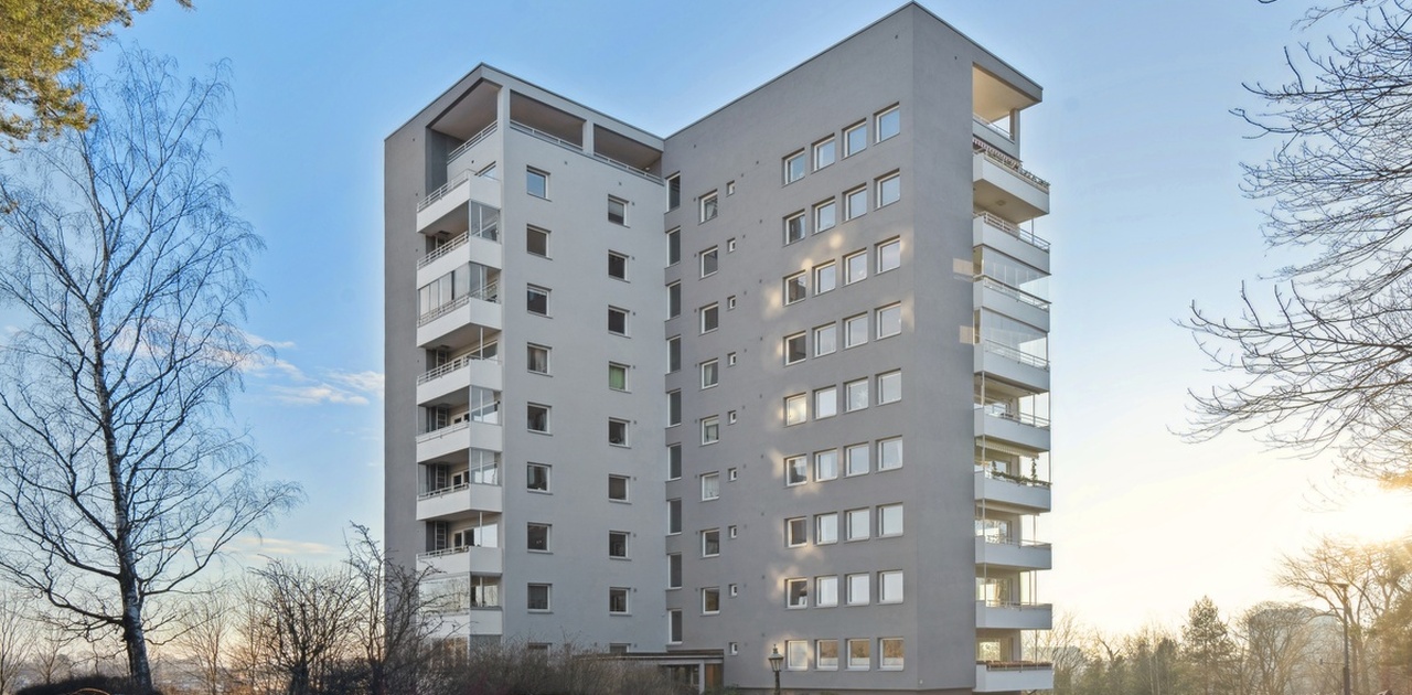 Utvendig fasade i Gullkroken 5 med 4 store takterrasser i 11. etasje (én i hver himmelretning)
