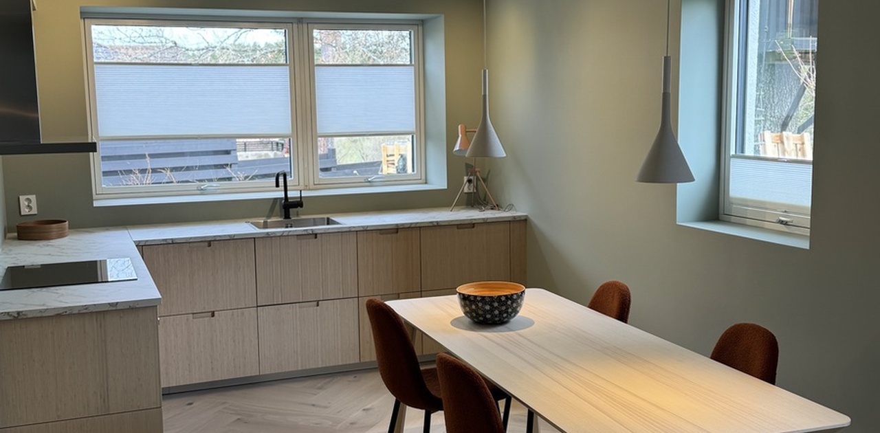 Åpen stue/kjøkkenløsning.