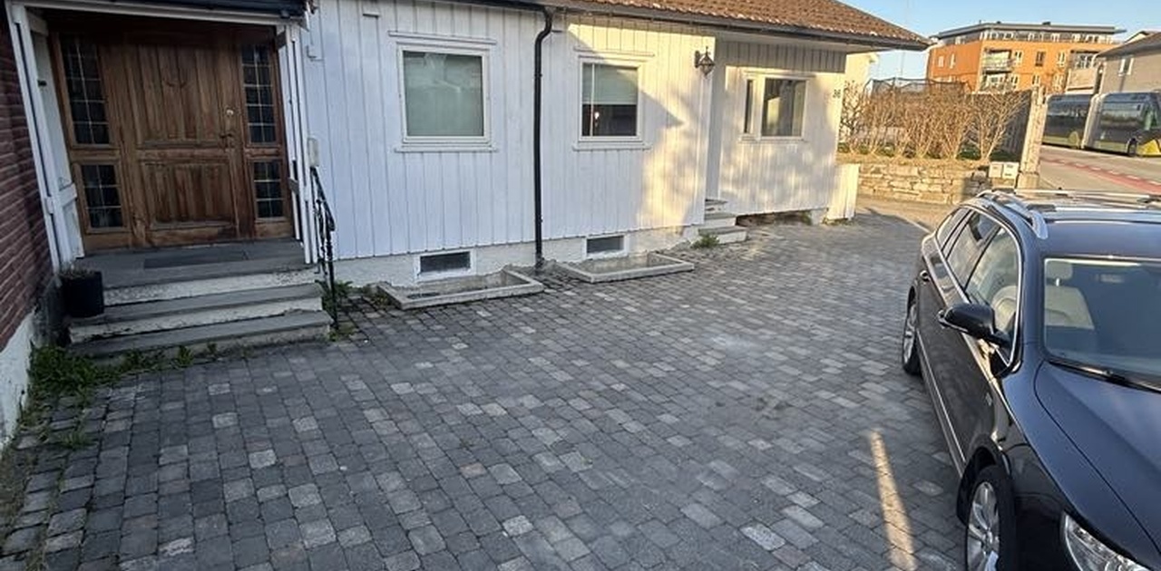 Inngang og parkering