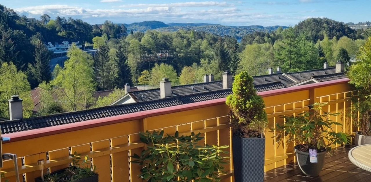 Fantastisk utsikt fra en solrik terrasse