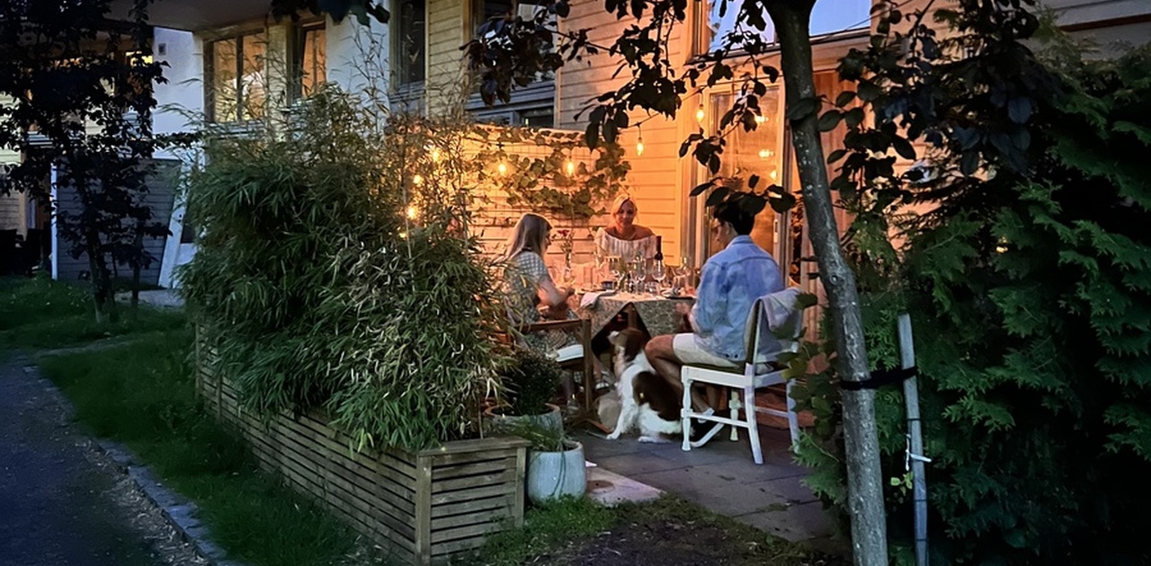 Uteplassen foran leiligheten - egen 16 kvm terrasse