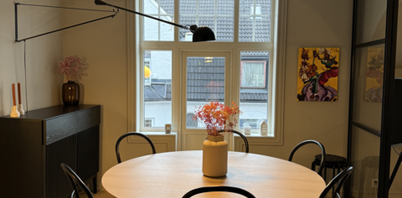 Spisestue og utgang til balkong