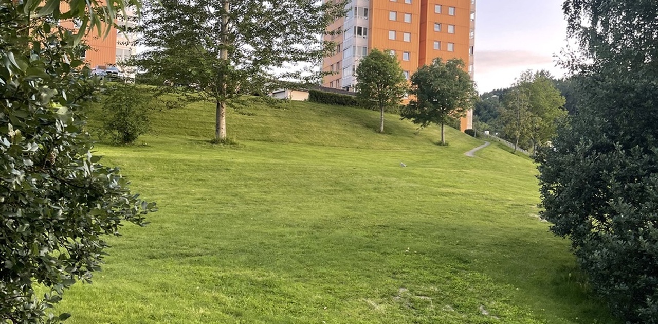 Idyll på ILA, høyt med utsikt til vannet fra balkong