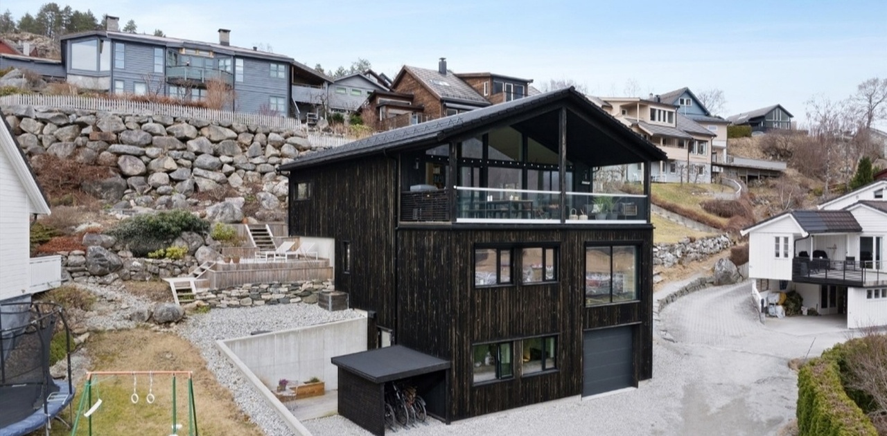 Huset - leiligheten er de 2 vinduer og døren i 1. etasje.